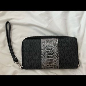Authentic Michael Kors wristlet